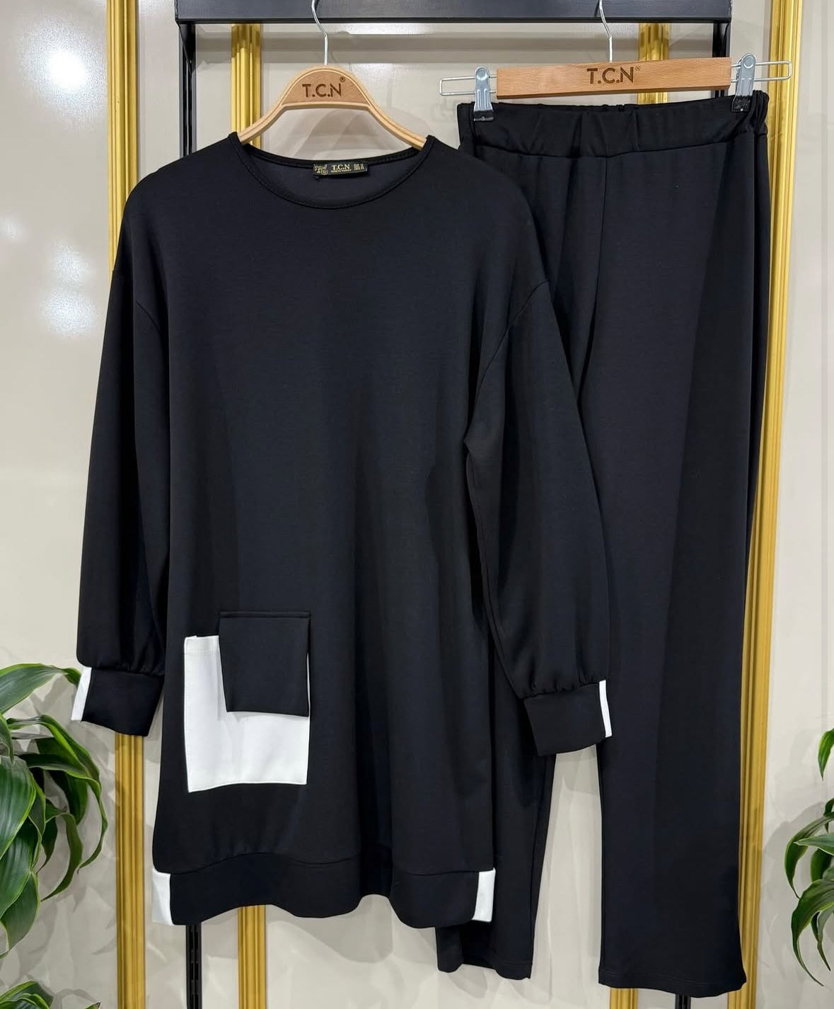 Chic Two-Piece Lounge Set – Comfortable & Stylish