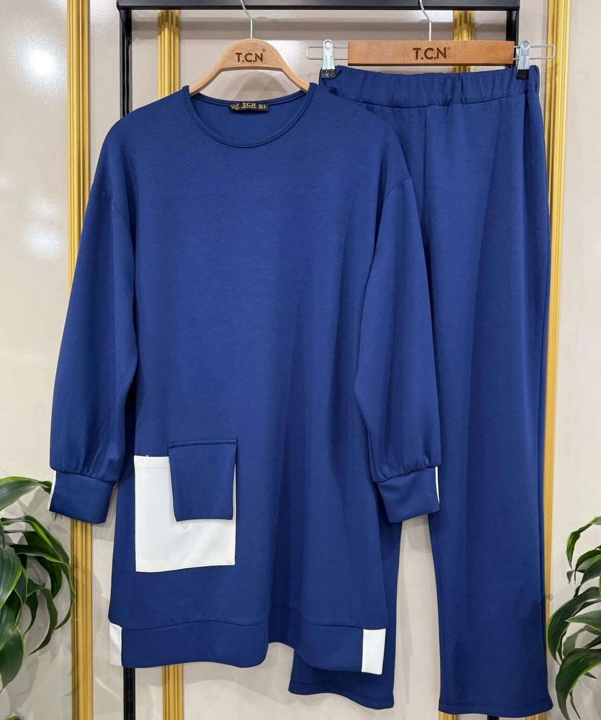 Chic Two-Piece Lounge Set – Comfortable & Stylish