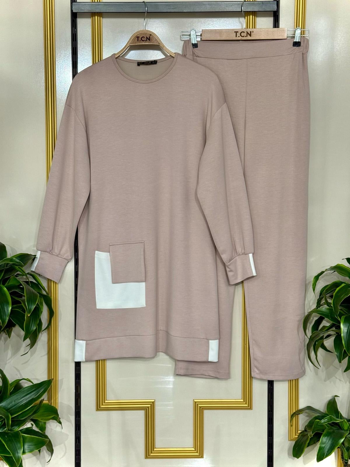 Chic Two-Piece Lounge Set – Comfortable & Stylish